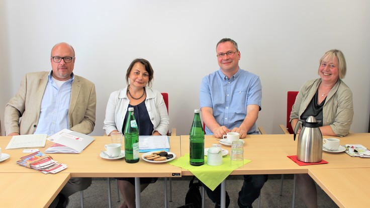 Auf dem Bild zu sehen: Fortbildungsreferent Richter am Sozialgericht Hans-Joachim Niederlag, Frau Dr. Katarzyna Zentner, Paul Idu, Präsidentin des Sozialgerichts Hannover Gabriele Beyer