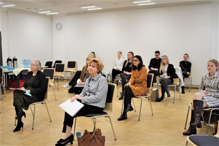 Publikum im Sitzungssaal des Fachgerichtszentrum