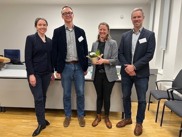 Foto mit Teilnehmern des Sachverständigentreffen, von links: Dr. med. Vega Gödecke, Richter am Sozialgericht André Hiltmann, Dr. med. Meike Dirks, Vizepräsident des Sozialgerichts Hannover Rainer Friske