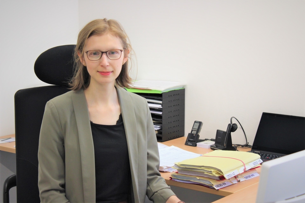 Justizassistentin Xenia Seeck sitzt am Schreibtisch in ihrem Büro im Sozialgericht Hannover