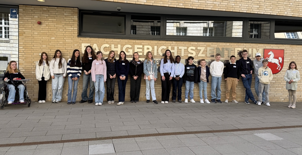 Mädchen und Jungen des Girls und Boys Day vor dem Fachgerichtszentrum Hannover